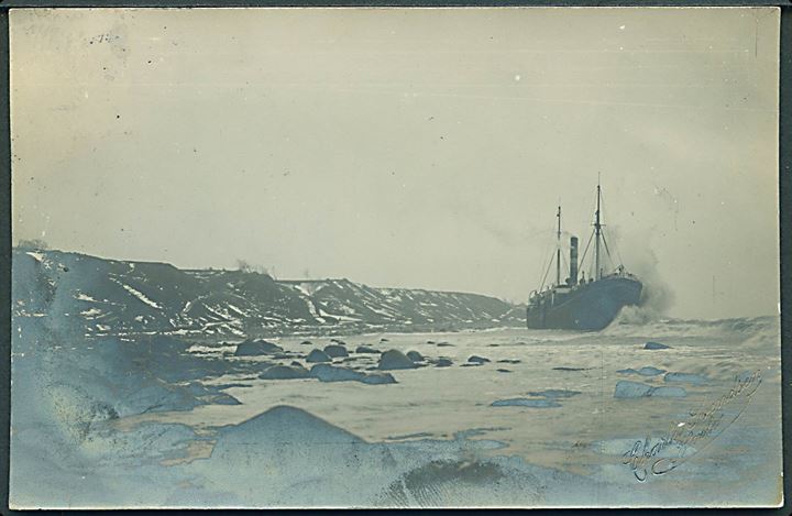 Hasle, S/S Odessa af Libau strandet ved Bæla 4/3 1913. Fotograf Charles Svendsen, Hasle. Kortet skrevet af fotografen selv. Kvalitet 7