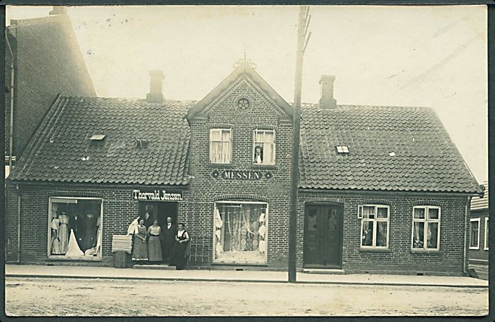 Dronninglund, facade af “Messen” ved Thorvald Jensen. Fotokort u/no. Kvalitet 8