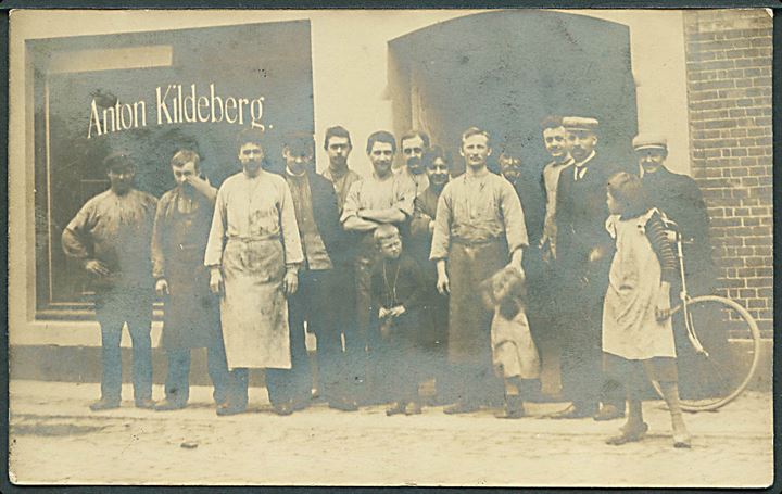 Odense, Vesterbro 63, Anton Kildeberg’s møbelfabrik med personale. Fotokort u/no. Kvalitet 7