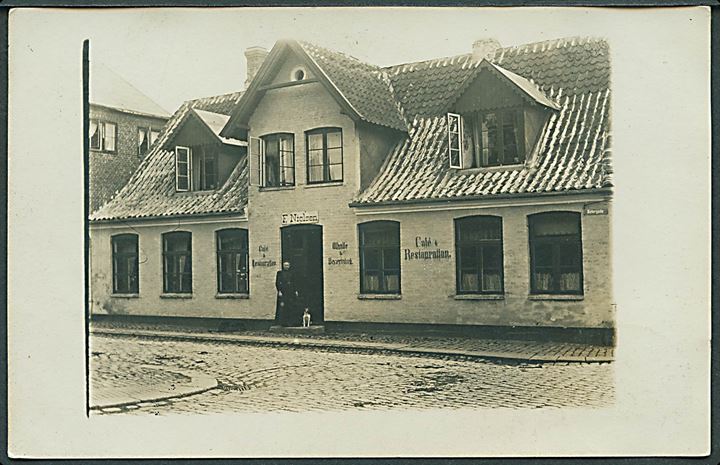 Hillerød, F. Nielsen’s Café og Restauration. Fotokort u/no. Kvalitet 8