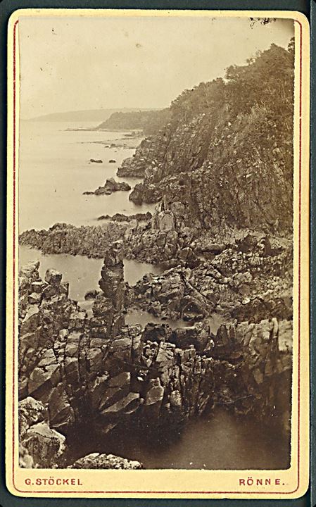 Rø, klippeparti. Kabinetfoto fra fotograf J. Stöckel i Rønne i perioden 1870-77. Kvalitet 8