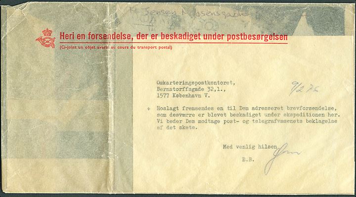 10 øre Bølgelinie og 90 øre Dr. Margrethe på kuvert fra København d. 9.2.1976 til Valby. Ilagt pergamyn kuvert Heri en forsendelse, der er beskadiget under postbesørgelsen med vedlagt meddelelse fra Omkarteringspostkontoret d. 9.2.1976.