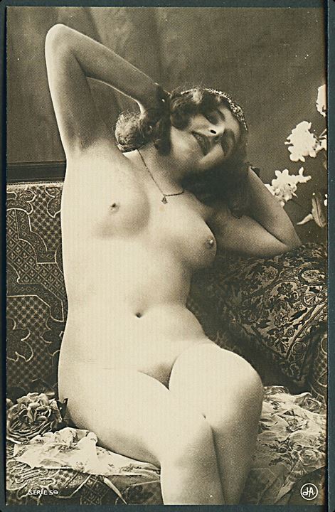 Erotisk postkort. Kvinde sidder i sofa. Nytryk Stampa PR 146.    