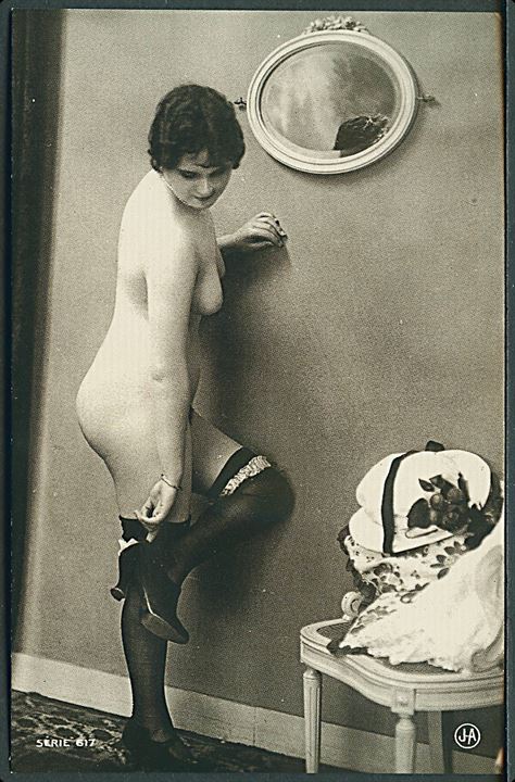 Erotisk postkort. Kvinde ved at tage sko på. Nytryk Stampa PR 168.    
