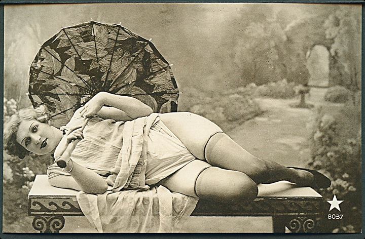 Erotisk postkort. Kvinde ligger på bænk. Iført tøj og paraply. Nytryk Stampa PR 211.    