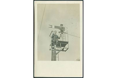 Svensk jernbanemand, Halvart Berggren, i toppen af jernbanesignalmast. Fotokort anvendt fra Italien 1912.