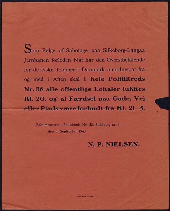 Opslag fra Politimesteren i Silkeborg d. 5.9.1943 vedr. udgangsforbud som følge af jernbanesabotage på Silkeborg-Langaa Jernbanen. Rifter og fold. 25x31 cm.