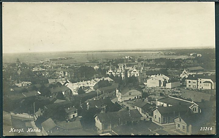 Finland, Hangø. Udsigt over byen med havn i baggrunden. Frankeret med 50 pen. Løve i parstykke stemplet Hangö d. 6.7.1929 til København.
