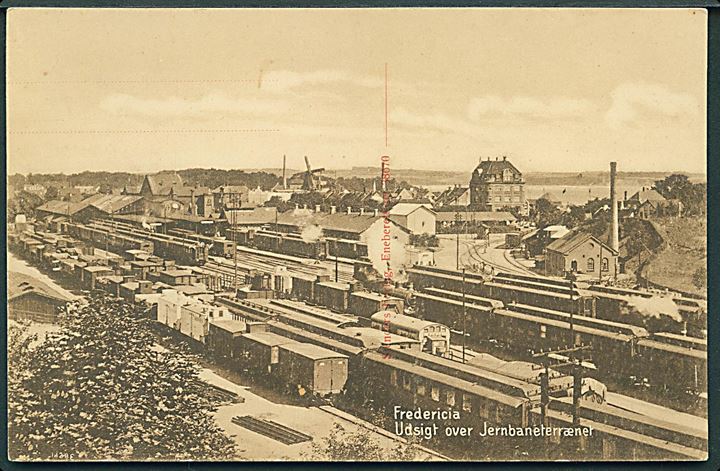 Fredericia. Udsigt over Jernbaneterrænet med mange tog. Mølle ses i baggrunden. Stenders Forlag no. 38670. Trykt på forsiden. Uden adresselinier. 