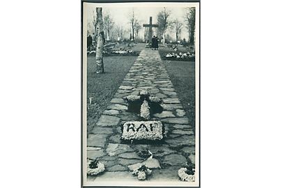 Blomstersmykket gravsted for faldne britiske RAF flyvere. Fotokort u/no.
