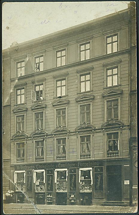 København, Vendersgade 4, facade med H. Tychsen's Chokolade & Confiture Forretning. Fotokort u/no. Spor efter brud på glas negativplade.