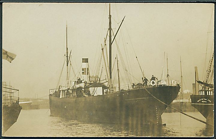 Ukendt dansk dampskib fra rederiet Dannebrog, samt agterstavn af S/S Belle of the Exe af Hull. Fotokort u/no.