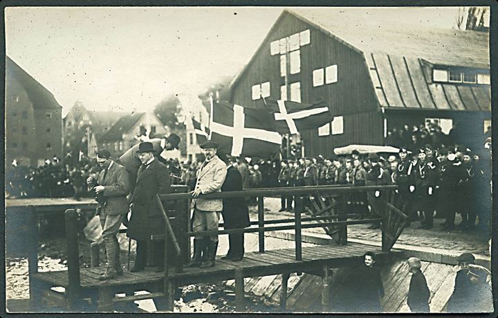 Genforeningen. Folkemængde og spejdere afventer kongens ankomst i 1920. Fotokort u/no.