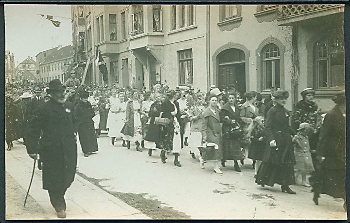 Genforeningen. Sønderjyske piger og soldater fra Sønderjydsk Kommando i optog. Fotokort u/no.