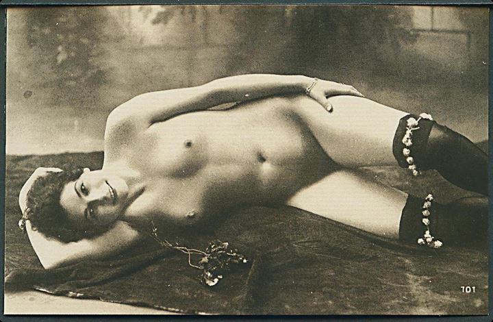 Erotisk postkort. Kvinde ligger på tæppe. Nytryk Stampa PR 153.    