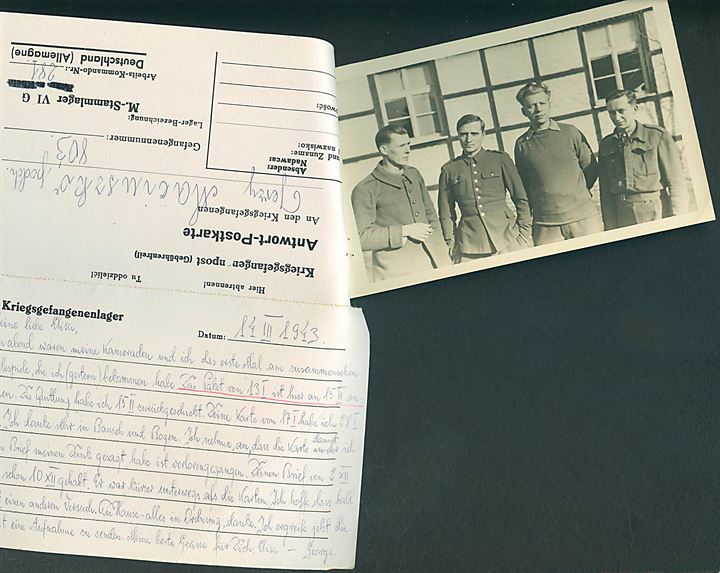 Ufrankeret dobbelt krigsfangebrevkort fra polsk krigsfange i Stalag VIG (= Bonn-Duisdorf) d. 14.3.1943 til København, Danmark. Blå lejrcensur. Dobbeltkortet vedhæftet et fotografi af 4 polske krigsfanger.