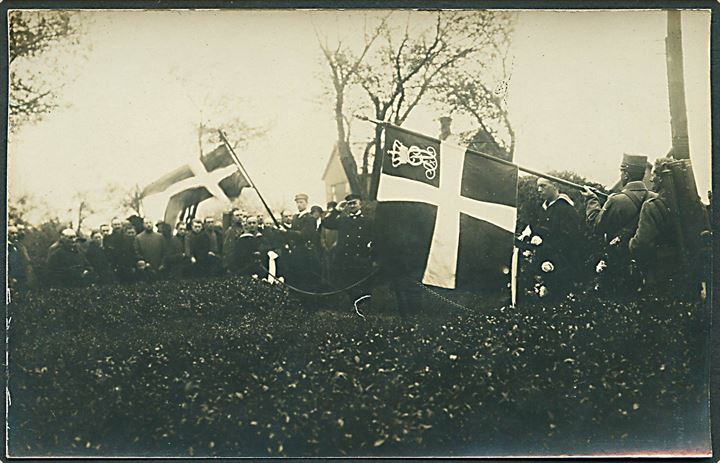 Soldater og mariner ved højtidelighed på Dybbøl Banke 1920. Fotokort u/no.