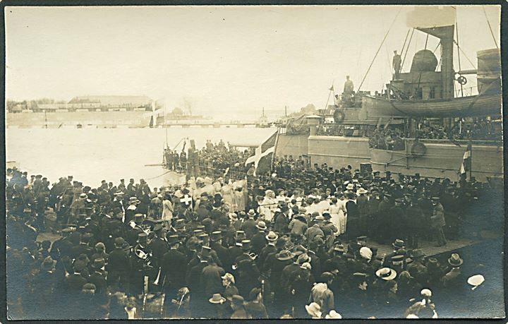 Genforeningen. Modtagelsen af Sønderjydsk Kommando som ankommer med Olfert Fischer til Sønderborg d. 5.5.1920. Fotokort u/no.