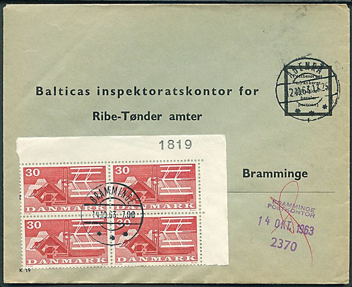 Ufrankeret svarkuvert fra Åbenrå d. 12.10.1963 til Bramminge. Udtakseret i enkeltporto med 30 øre Landbrug i fireblok med marginalnr. 1819 stemplet Bramminge d. 14.10.1963. Sidestemplet med trodatstempel med sorteringskode: Bramminge Postkontor / 2370.