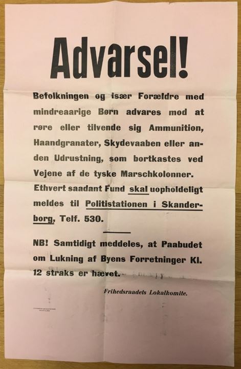 Advarsel!. Opslag fra Frihedsbevægelsens Lokalkomite for Skanderborg. 45½x29½ cm. Foldet. Sjældent opslag fra befrielsesdagene vedr. farer ved at opsamle ammunition o.l. fra de tyske marchkolonner.