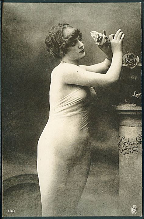 Erotisk postkort. Kvinde indhyllet i stof.. Nytryk Stampa PR no. 217.     