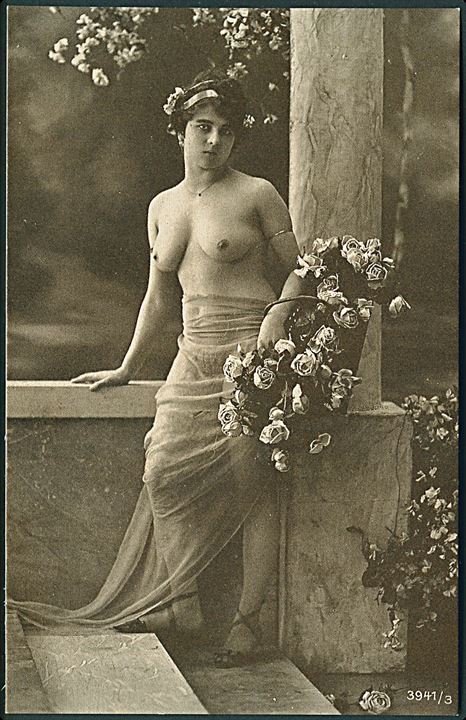 Erotisk postkort. Kvinde posere med blomster omkring sig. Nytryk Stampa PR no. 258.     