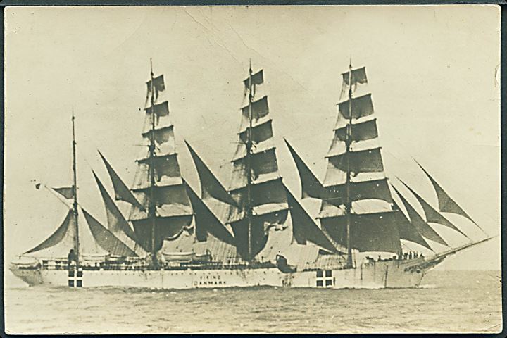Viking, 4-mastet bark, handelsflådens skoleskib i neutralitetsbemaling under 1. verdenskrig. Fotokort u/no. Beskåret.