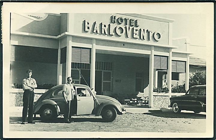 Biler foran Hotel Barlovento. Anvendt i Venezuela. Tellko u/no. 