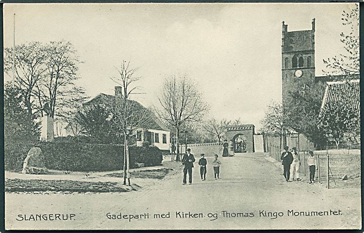 Slangerup. Gadeparti med Kirken og Thomas Kingo monumentet. Stenders no. 5720. 