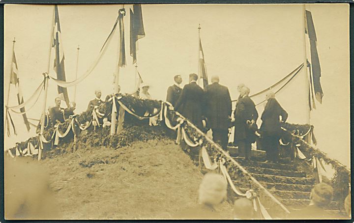 Kong Christian d. 10. ved Genforeningsfesten 1920, Dybbøl Banke. Fotograf Clausen, Aabenraa u/no. 
