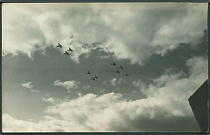 Militære flyvemaskiner i formation. Muligvis Fokker CV maskiner fra Hærens Flyvetropper. Fotokort stemplet: H. J. Føge, Fredericia u/no.