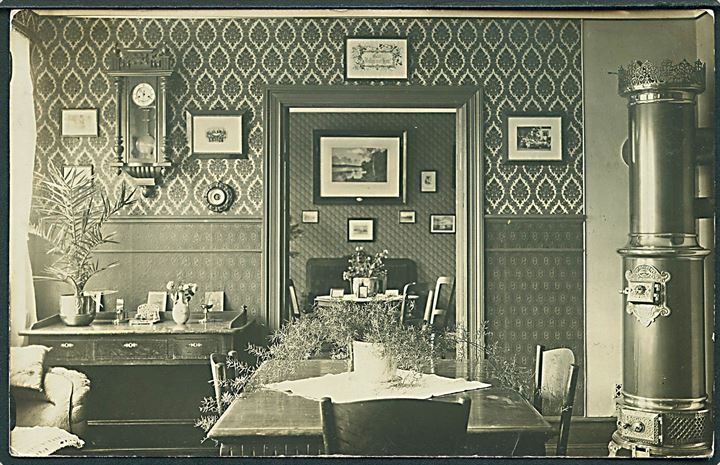 Horne pr. Tistrup. Interiør fra den fine stue. Fotokort dateret Horne med 5 øre Chr. X annulleret brotype IIIb Tistrup d. 23.12.1914 til Slagelse.