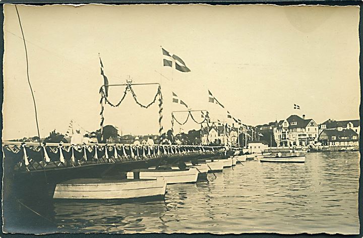 Sønderborg, flagsmykket pontonbro. Antagelig i forbindelse med genforeningen i 1920. Fotokort u/no.