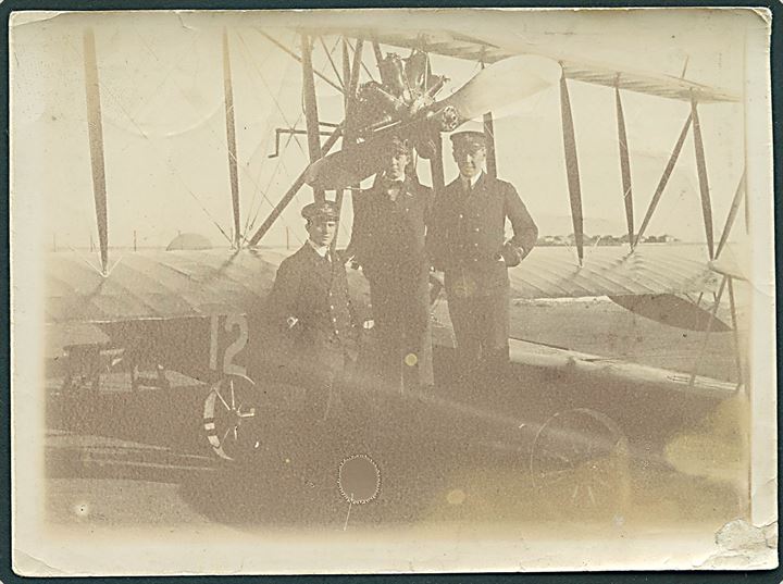 Maagen 12, flyvebåd bygget på Orlogsværftet til Marinens Flyvevæsen (1914-19). Foto med flyveofficerer (12x9 cm).