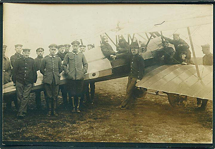 Britisk Morane-Saulnier BB no. 5137 (3. squadron RFC) dobbeltdækker nedskud af Max Immelmann d. 2.3.1916 ved Somain. Iflg. notat på bagsiden dateret d. 13.3.1916, hvor anden soldat fra venstre foran maskinen godt kan være flyver esset Max Immelmann. Foto 8x12 cm.