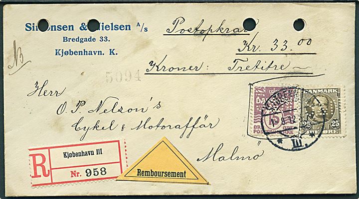15 øre Bølgelinie og 25 øre Fr. VIII med perfin S. & N. på fortrykt kuvert fra Simonsen & Nielsen A/S sendt som anbefalet og med postopkrævning fra Kjøbenhavn d. 1.8.1912 til Malmö, Sverige. Arkivhuller.