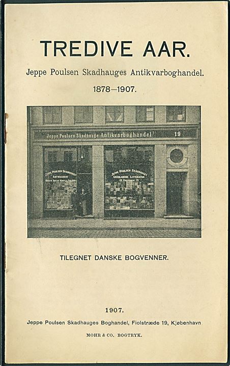 Tredive Aar - Jeppe Poulsen Skadshauges Antikvarboghandel 1878-1907, Fiolstræde 19, København. 16 sider illustreret.