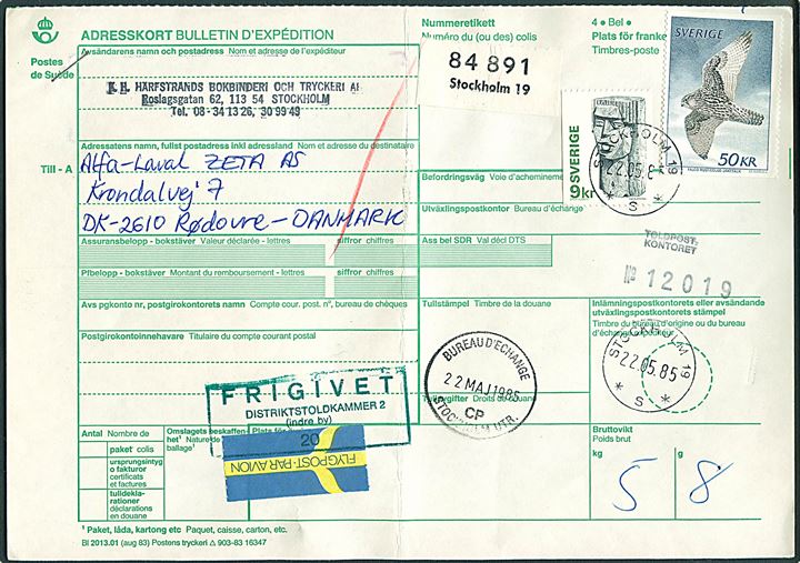 9 kr. Træskulptur og 50 kr. Jagtfalk på internationalt adressekort for luftpostpakke fra Stockholm d. 22.5.1985 til Rødovre, Danmark.