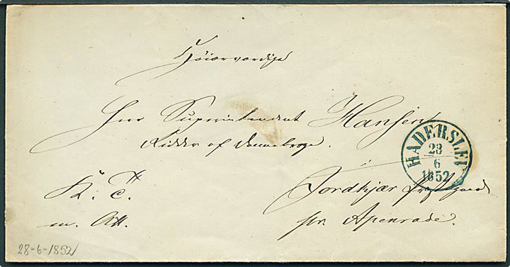 1852. Ufrankeret tjenestebrev mærket K.T.m.Att. med blåligt antiqua stempel Haderslev d. 28.6.1852 til Jordkjær Præstegaard pr. Apenrade.
