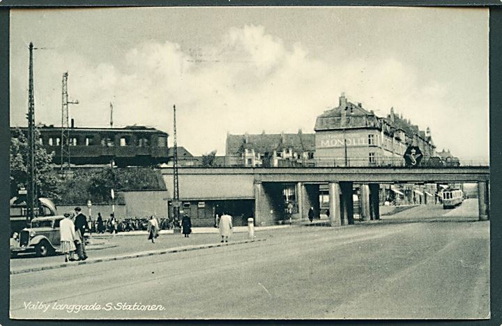 Valby Langgade. S. Stationen. Tog og sporvogn ved viadukten. Rudolf Olsens Kunstforlag no. 11370. 