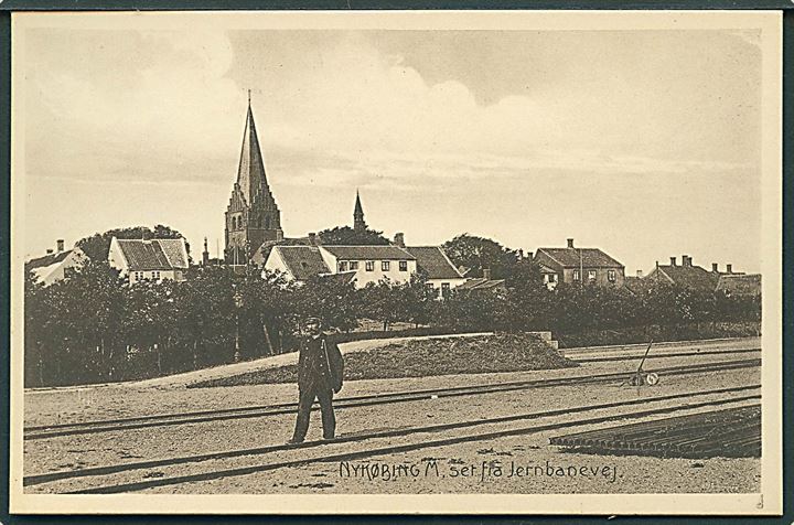 Nykøbing Mors og jernbaneskinner set fra Jernbanevej. Stenders no. 14307. 