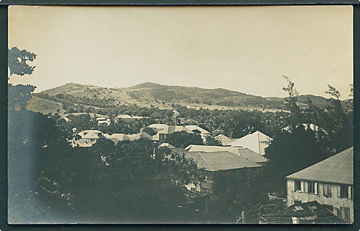 D.V.I., St. Croix. Udsigt mod Signalhøjen (Signal Hills) muligvis fotograferet fra den engelske kirke i Christiansted. Fotokort  A. Lauridsen u/no. 