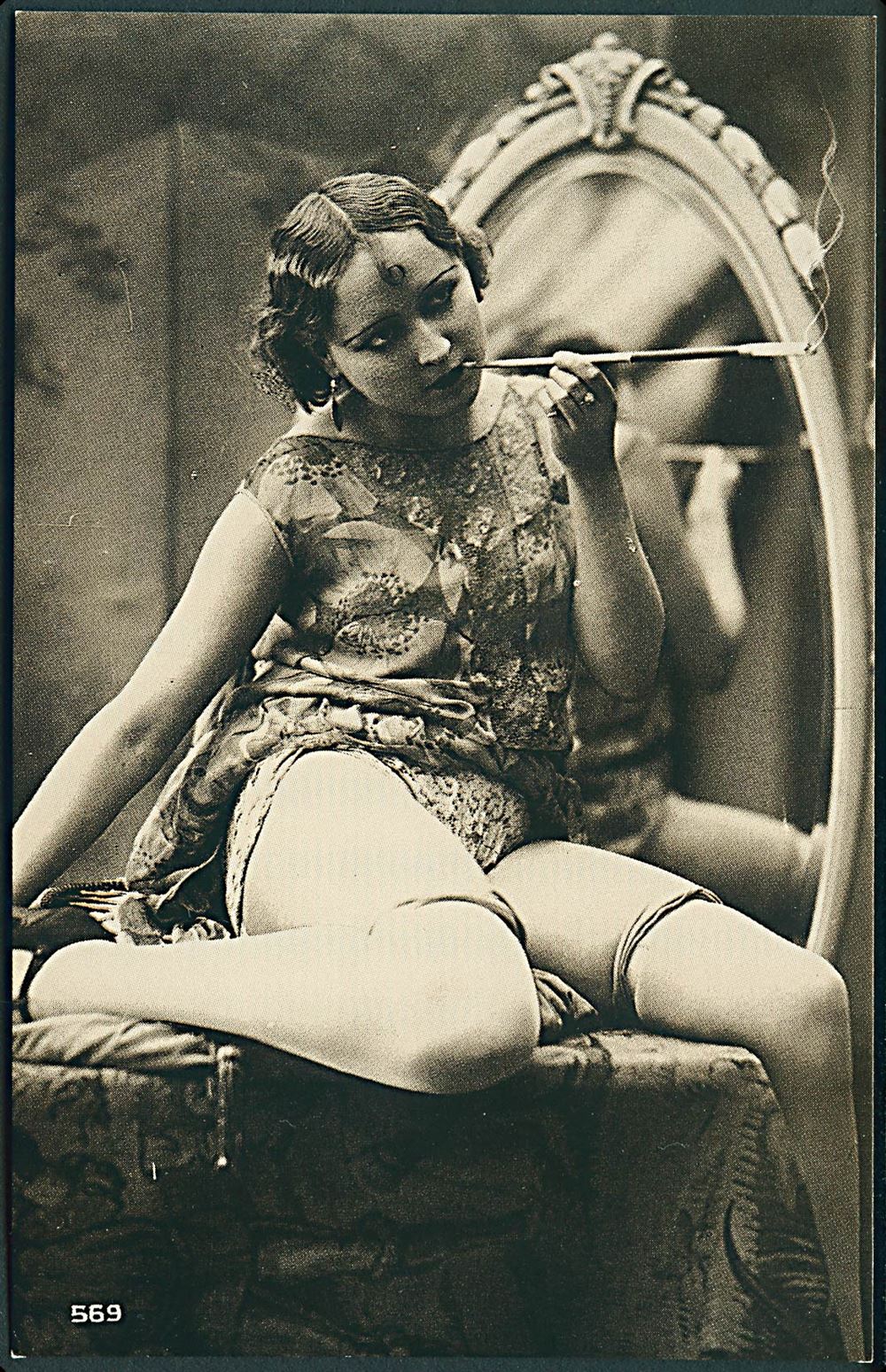 petroleum Latter studieafgift Erotisk postkort "Kvinde poserer foran spejl Iført tøj" Nytryk