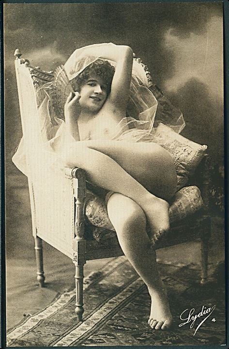 Erotisk postkort. Kvinde med vifte og iført tyl. Nytryk Stampa PR no. 113.