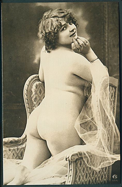 Erotisk postkort. Kvinde sidder i stol. Set bagfra. Nytryk Stampa PR no. 148.