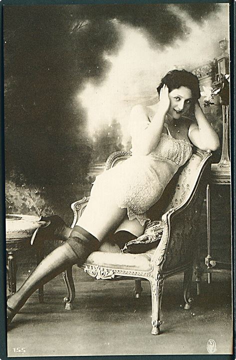 Erotisk postkort. Kvinde siddende i stol. Iført strømper og blondetop. Nytryk Stampa PR no. 216.     
