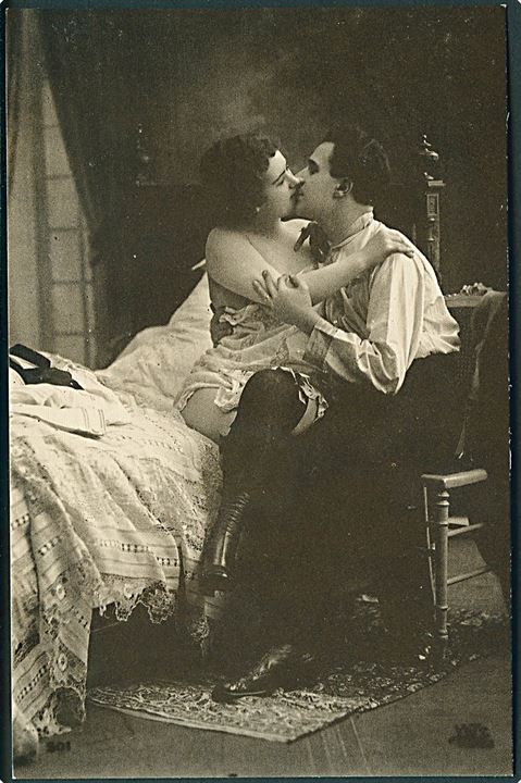 Erotisk postkort. Mand og kvinde kysser. Nytryk Stampa PR no. 231.     
