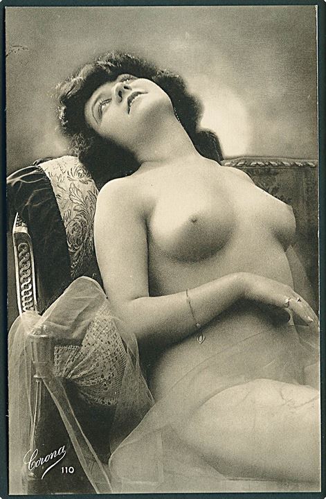 Erotisk postkort. Kvinde sidder i stol med tyl omkring sig.. Nytryk Stampa PR no. 278.     