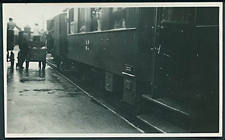 Langelandsbanen. Triangel motorvogn M4 (1931-1962) ved station. Foto 6½x10½ cm.