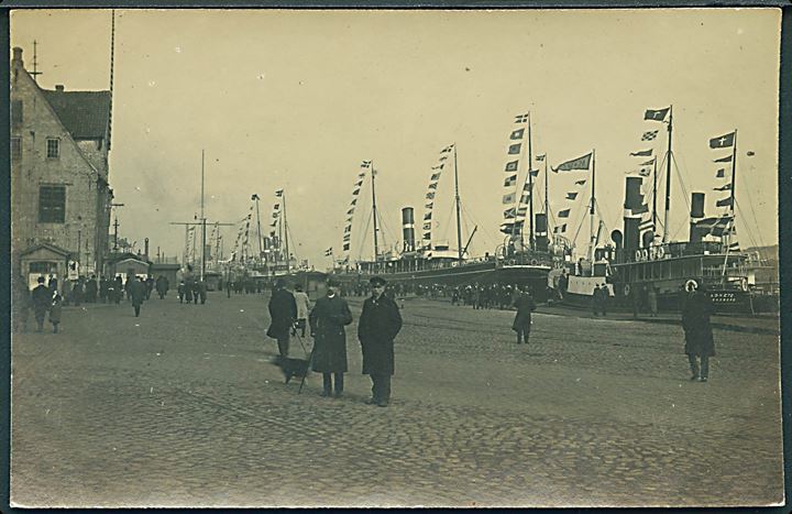 Genforening. Flagsmykkede skibe i Flensburg i forbindelse med afstemningen 1920. Fotokort u/no.
